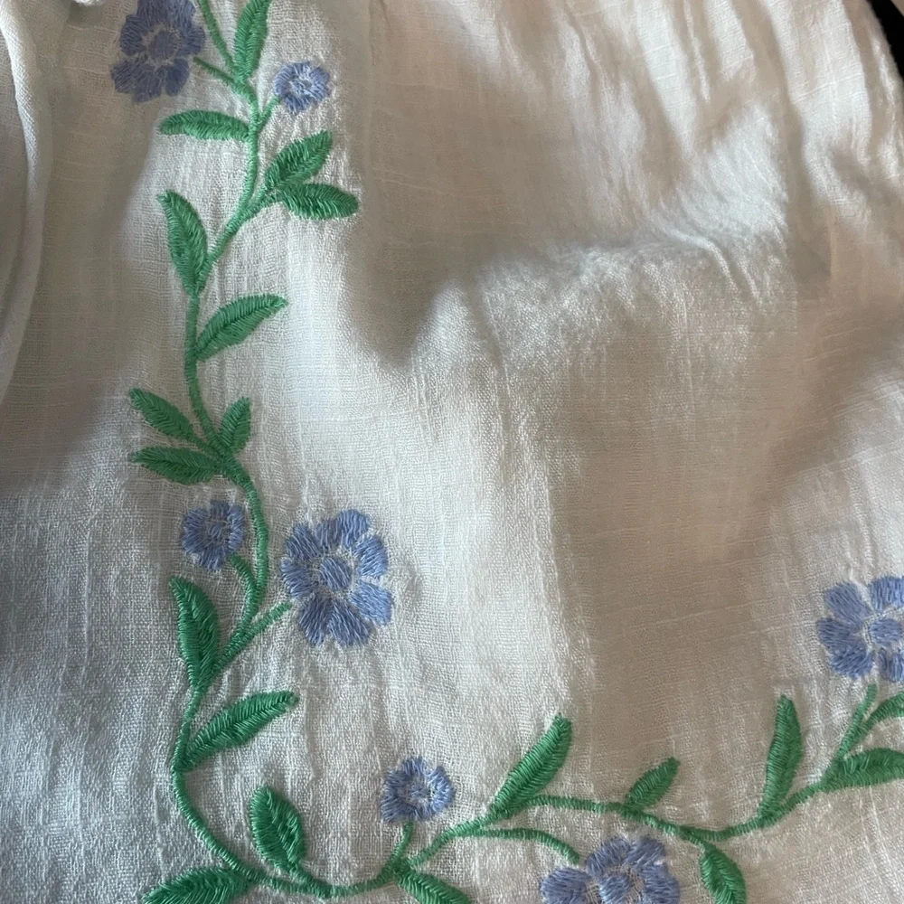 BNWT Arizona Women’s White Floral Embroidered Shorts in size medium - Picture 4 of 10
